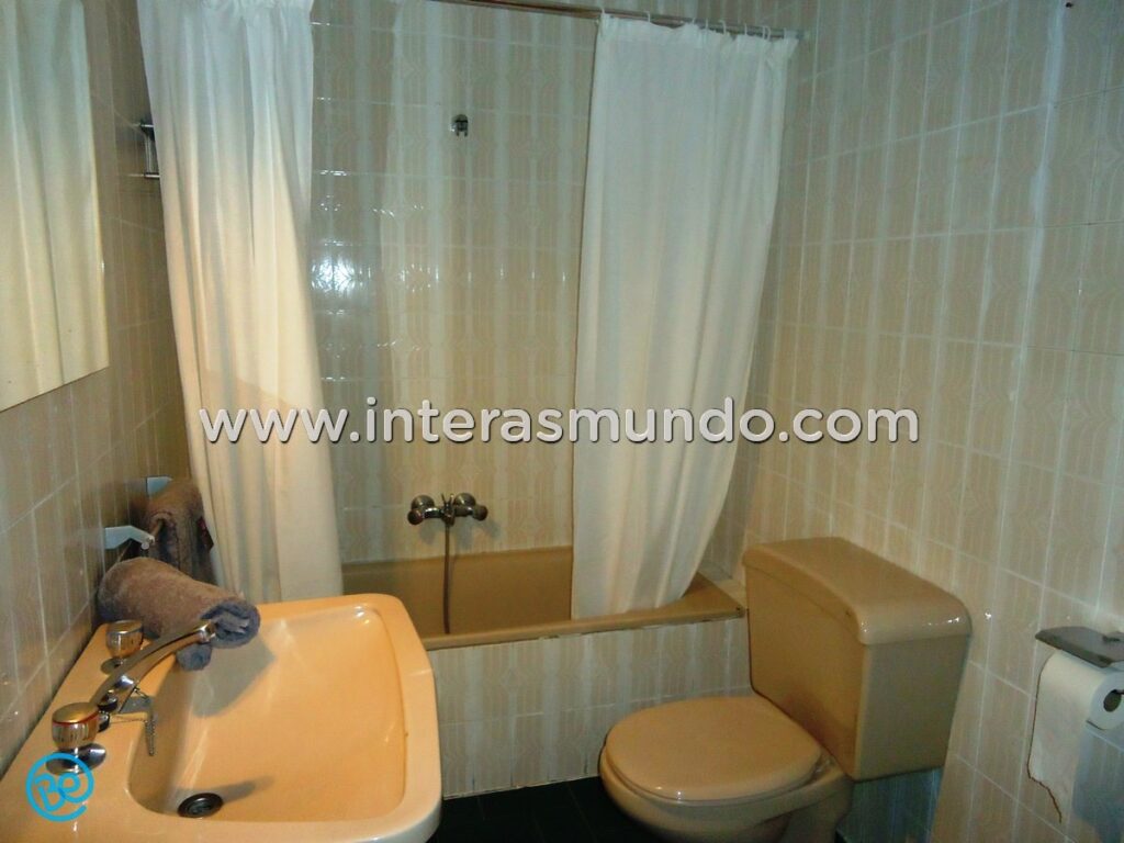 Room in Córdoba with bathroom